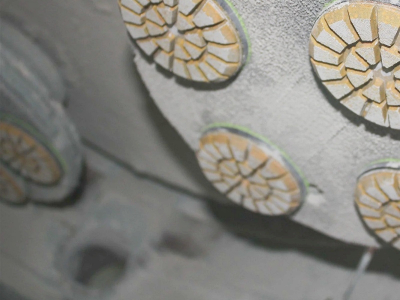 كيف تُحسّن وسادات التلميع الانتقالية كفاءة التلميع ووضوحه؟