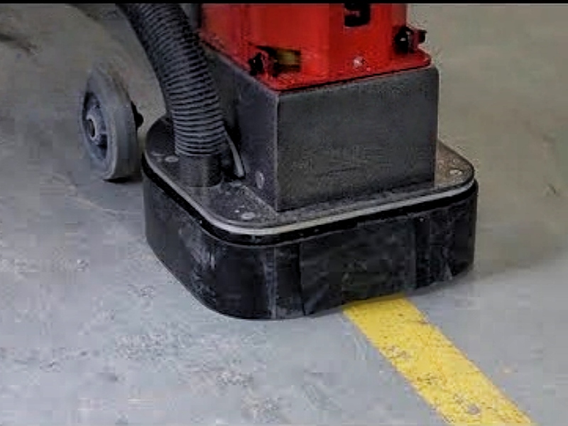 إزالة طلاء الخطوط باستخدام أدوات الماس